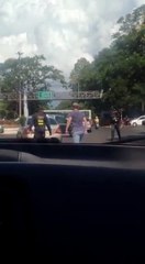 PMT y automovilista a los golpes en  CDE