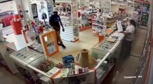 Solitario y tranquilo delincuente perpetra asalto en una farmacia de CDE