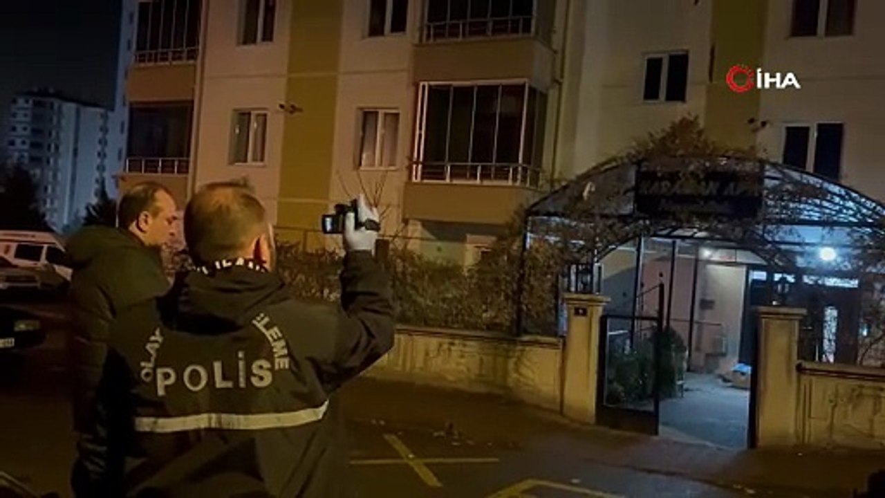 Kayseri’nin Melikgazi ilçesinde baba ile oğlu arasında çıkan tartışma bıçaklı kavgaya dönüştü. Baba ve oğul birbirini boğazından yaraladı.