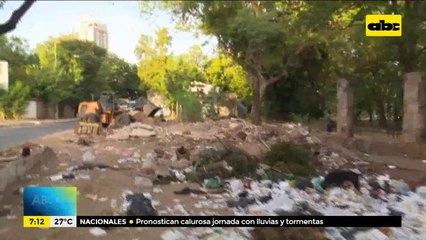Montañas de basuras en el conocido Parque Caballero de Asunción