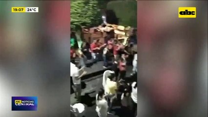 Alabanzas frente a Iglesia clausurada