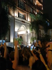 Machine Gun Kelly recibe a fans frente al hotel