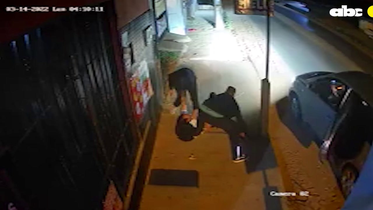 Dos De Los Maleantes Reducen A Golpes Al Guardia De Seguridad