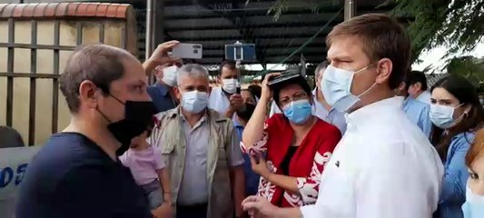 Brunetti conversa con padres que cierran una escuela de Ayolas