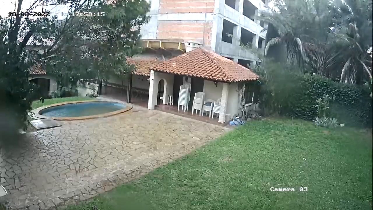 Edificio en construcción desmoronó parte de una casa, denuncian
