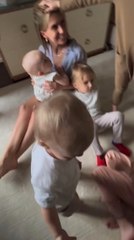 Alec e Hilaria Baldwin contando a sus hijos que tendrán un nuevo hermanito