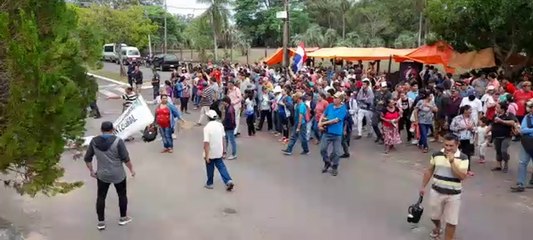 Manifestación de labriegos frente a la EBY de Ayolas