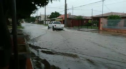 Raudales Acaparan Las Calles De Carapeguá.