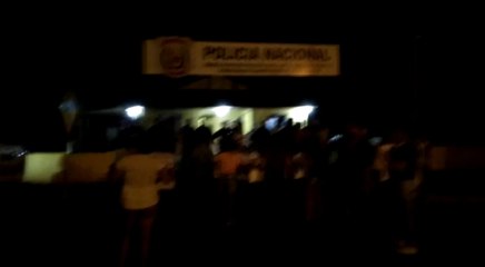 Así ciudadanos de Nueva Esperanza protestan frente a comisaría