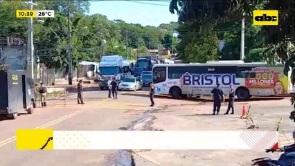 Registran primeros incidentes en manifestación de camioneros frente a la planta de Petropar