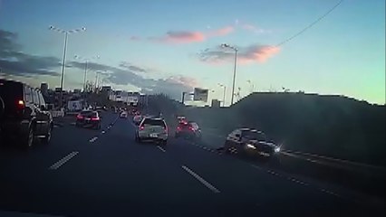 Trafikte makas attı; kazaya sebep oldu! O anlar kamerada