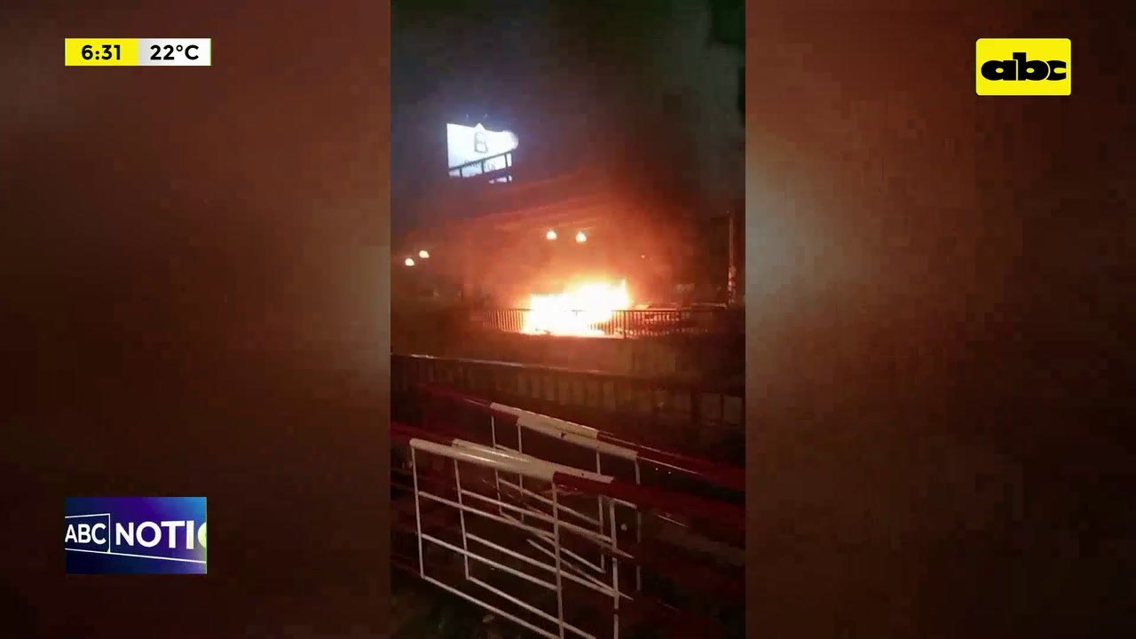 Video: Tres vehículos incendiados debajo del viaducto