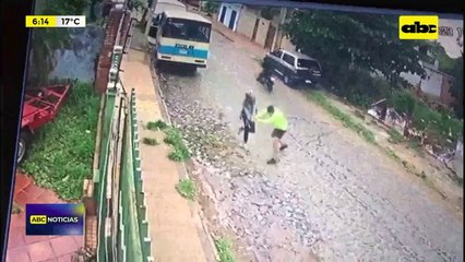 Video: Víctima de asalto peleó con dos motochorros