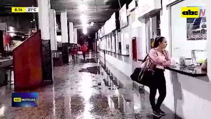 Video: Intenso temporal inundó la Estación de Buses