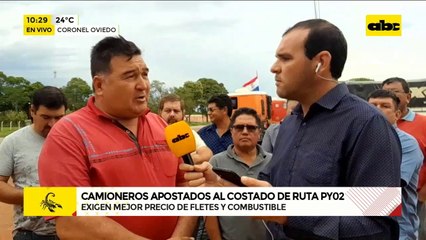 Camioneros apostados al costado de ruta PY02