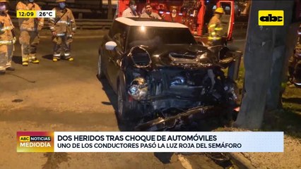 Dos heridos tras choque de automóviles, uno de los conductores pasó la luz roja del semáforo