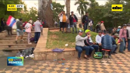 Varios grupos movilizados frente al congreso nacional