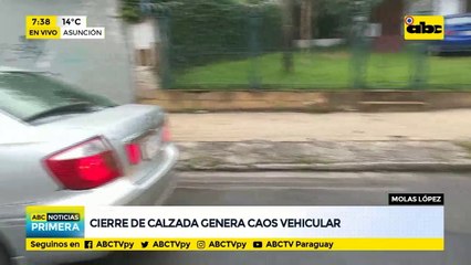 Cierre de calzada genera caos vehicular