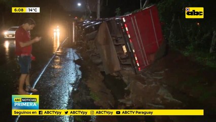 Camión cae en canal de desague en San Antonio