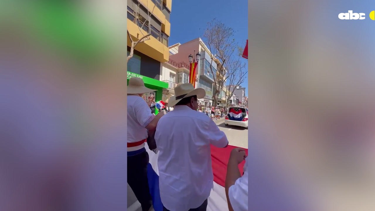 Desfile de Paraguay en la feria internacional de los países, en España.