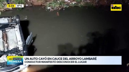 Un auto cayó en cauce del arroyo Lambaré