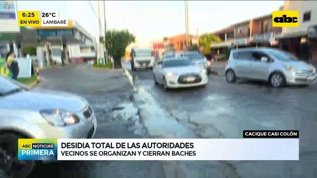 Vecinos se organizan y cierran baches sobre Cacique casi Colón
