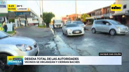 Vecinos se organizan y cierran baches sobre Cacique casi Colón