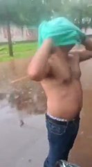 Diputado Jorge Brítez en calle inundada de CDE