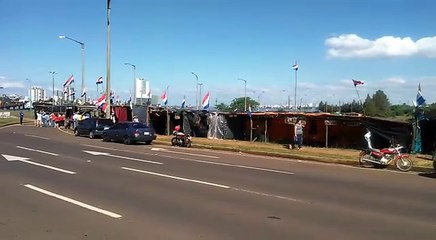 Ex oleros y empleados de comercio exigen a la EBY resarcimiento por daños.