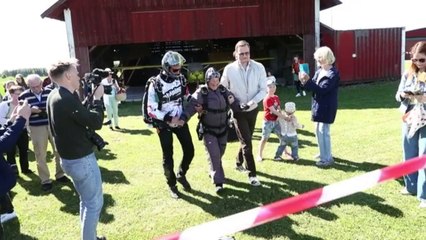 Mujer De 103 Salta En Paracaidas