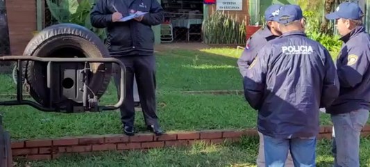 Encuentran remera de niño y comida de mascota a camioneta abandonada.