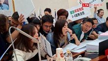 竹市議會審總預算藍白多數暴力大亂鬥 綠營2議員掛彩流血