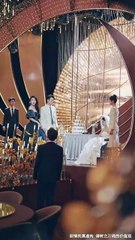 Une jeune fille en fauteuil roulant parle timidement à son petit ami. Soudain, le président, d'une brutalité inouïe, surgit et leur donne une leçon !