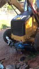 Así tractor aplastó una motocicleta en Capiatá