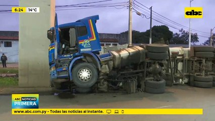 Camión con carga de basura vuelca sobre Primer Presidente