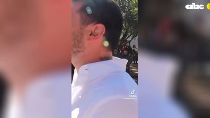 Insecto interrumpe entrevista a controvertido candidato Carlos Viveros.