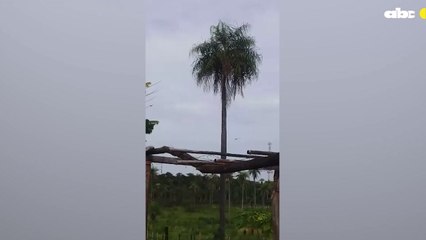 Momento en que un helicóptero de la policía nacional buscaba a delincuentes en Itauguá Guazú