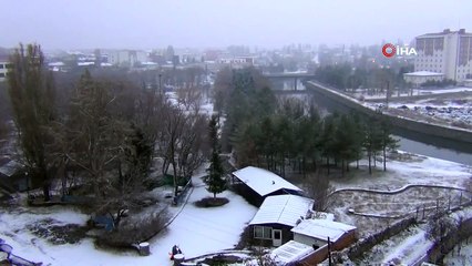 Sürpriz kar yağışı etkisini gösterdi, parklar ve caddeler beyaz örtüyle kaplandı