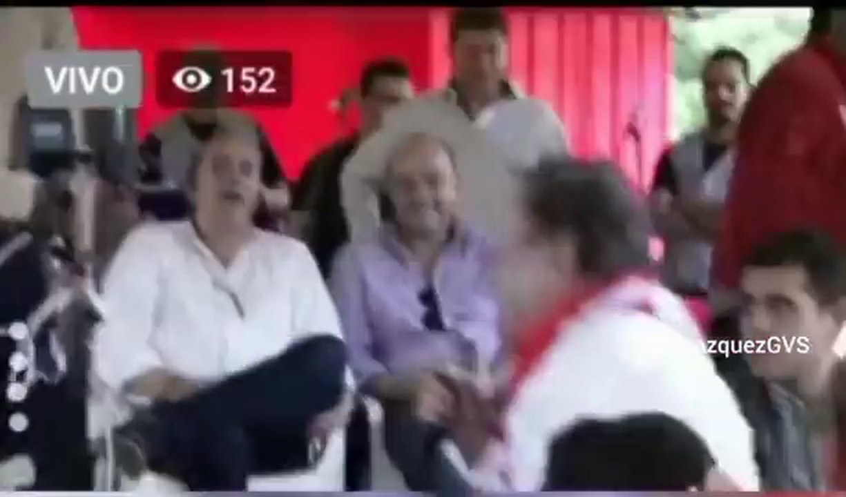 Ocurrió Esta Mañana En Fram Itapúa. NicaNicanor protagoniza un “blooper” al  tropezar y caer durante acto político