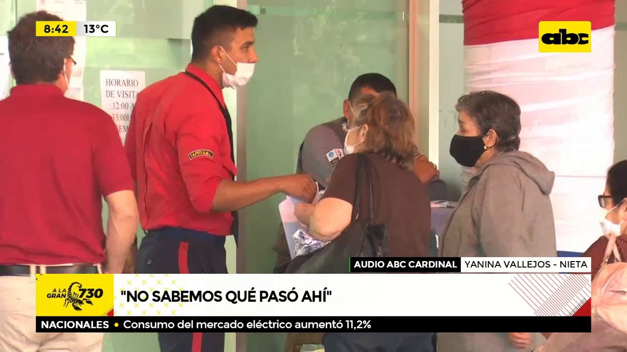 Conversación entre médico y nieta del paciente.