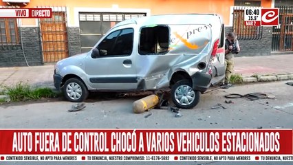 Auto fuera de control chocó y destrozó a varios vehículos estacionados