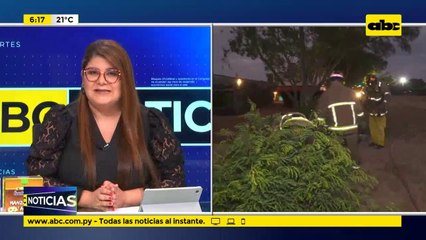 Bomberos controlan un gran incendio de tapas de barcazas