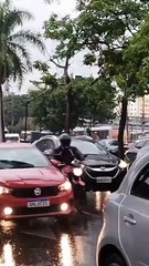 Chuva provoca falha em semáforos e complica trânsito na Antônio Carlos, em BH