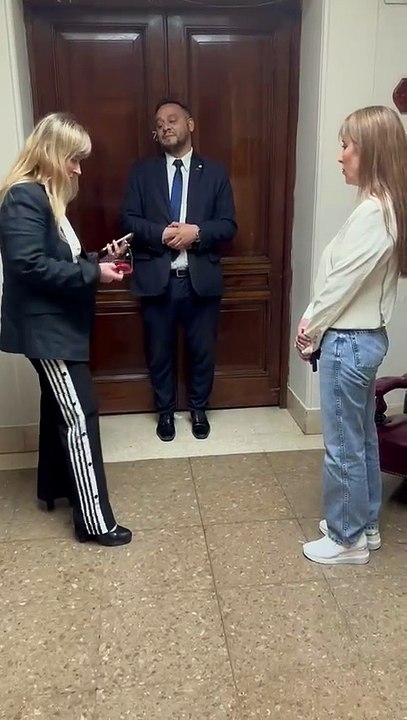 Di Tullio y López, frente a uno de los guardias de seguridad