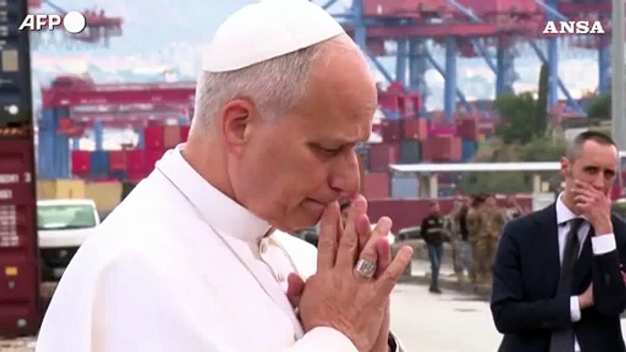 Il Papa prega al porto di Beirut, teatro della disastrosa esplosione del 2020