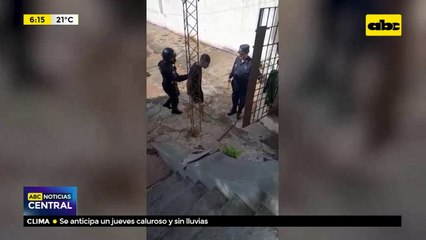 Llevó raudamente una mochila de una casa