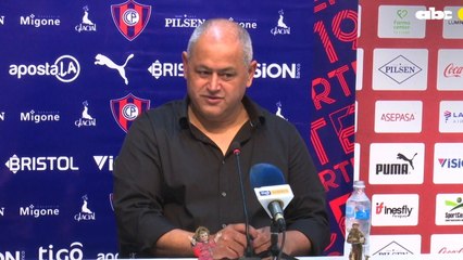 Francisco Arce, a puro gesto durante una pregunta sobre la selección paraguaya