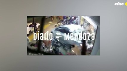 Retrocedió su auto y atropelló a 23 admiradores de actrices de teatro