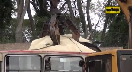 Destrucción de buses "chatarra" para renovación de flota (Archivo- agosto 2015)