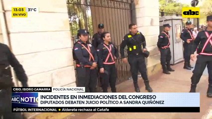 Manifestantes lograron echar la valla policial.